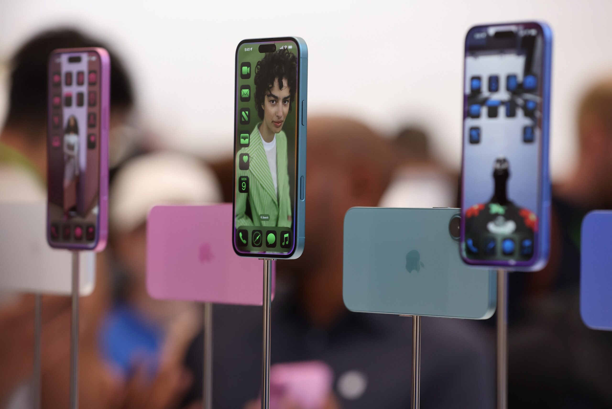 Investors and experts are worried about possible effects on Apple-stock